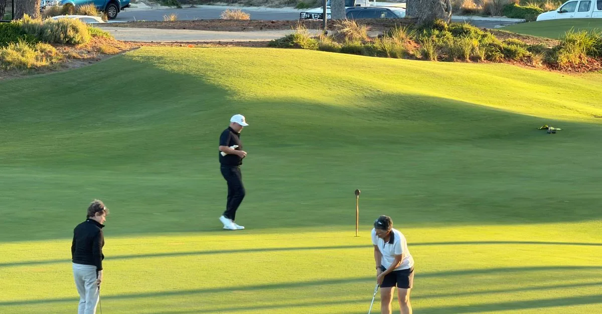 ゴルフ場でマッチプレーをする2人のゴルファー