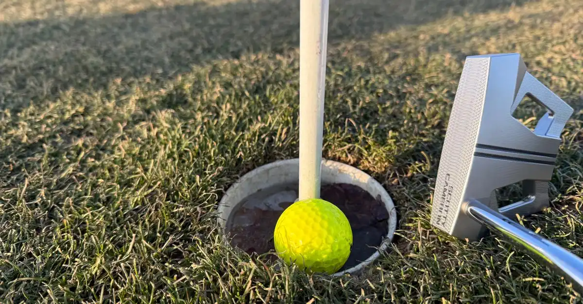 パターフィッティングで構えとストロークを測定するゴルファー